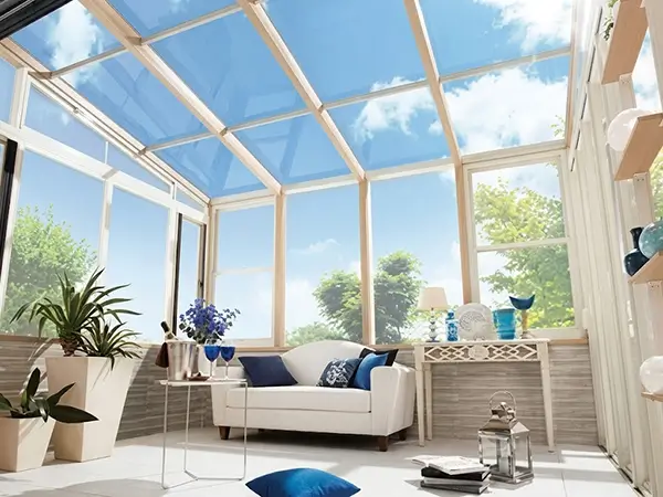 明るく開放的なサンルームの室内イメージ