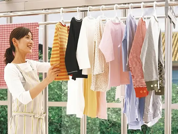 サンルームで洗濯物を干しているイメージ