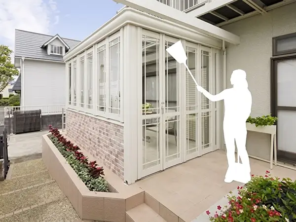 サンルームの屋根や窓の掃除が必要なイメージ
