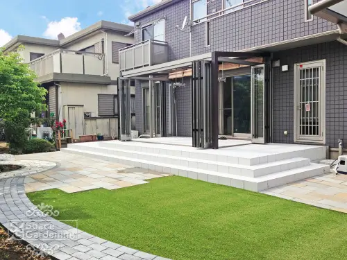 レンガテラスと組み合わせたナチュラルなサンルーム施工事例