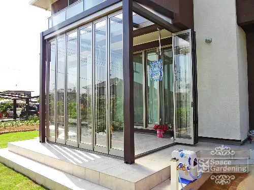 庭に設置したサンルームの施工事例